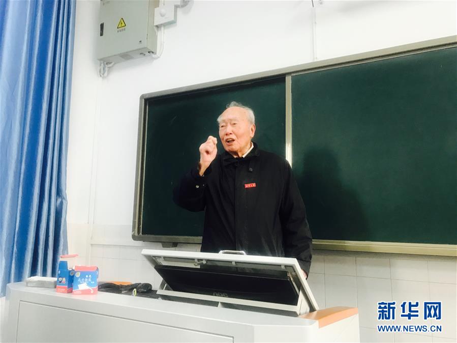 （新華全媒頭條·圖文互動）（1）滄海橫流 信仰彌堅——記共產(chǎn)黨員、湘潭大學(xué)九旬教授滄南