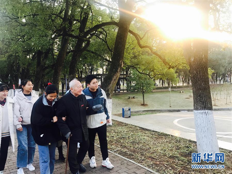 （新華全媒頭條·圖文互動）（7）滄海橫流 信仰彌堅——記共產(chǎn)黨員、湘潭大學(xué)九旬教授滄南