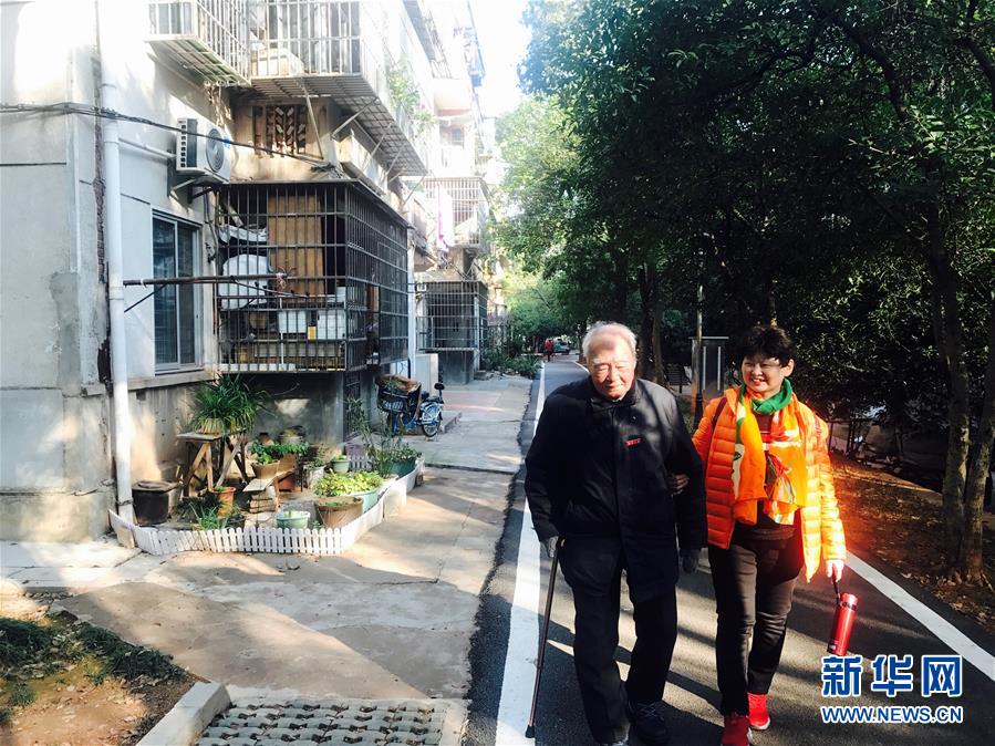 （新華全媒頭條·圖文互動）（8）滄海橫流 信仰彌堅——記共產(chǎn)黨員、湘潭大學(xué)九旬教授滄南