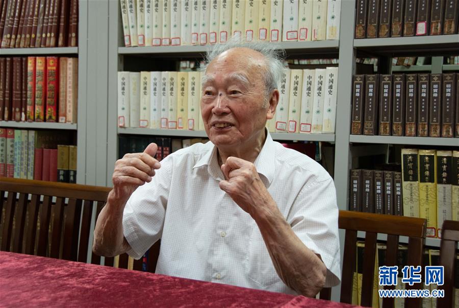 （新華全媒頭條·圖文互動）（5）滄海橫流 信仰彌堅——記共產(chǎn)黨員、湘潭大學(xué)九旬教授滄南