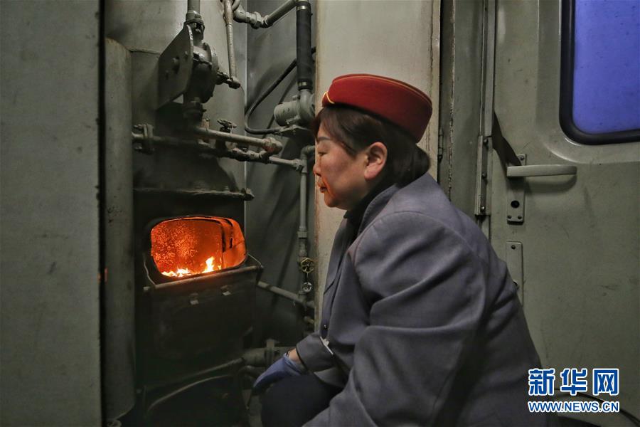 （新春走基層·圖文互動(dòng)）（2）小康路上，與“小慢車”同行——長(zhǎng)白山區(qū)綠皮火車二三事
