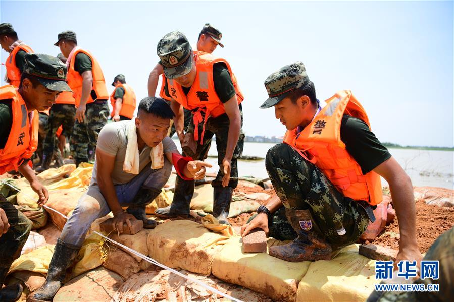 （防汛抗洪·圖文互動）（2）洪水不退，子弟兵誓死不退——解放軍和武警部隊(duì)官兵參與洪澇災(zāi)害搶險(xiǎn)救援記事