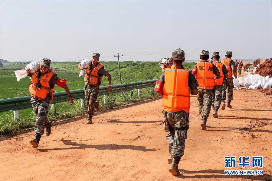 （防汛抗洪·圖文互動）（5）洪水不退，子弟兵誓死不退——解放軍和武警部隊(duì)官兵參與洪澇災(zāi)害搶險(xiǎn)救援記事