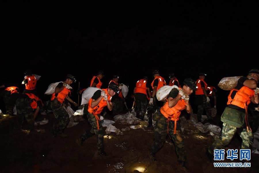 （防汛抗洪·圖文互動）（7）洪水不退，子弟兵誓死不退——解放軍和武警部隊(duì)官兵參與洪澇災(zāi)害搶險(xiǎn)救援記事