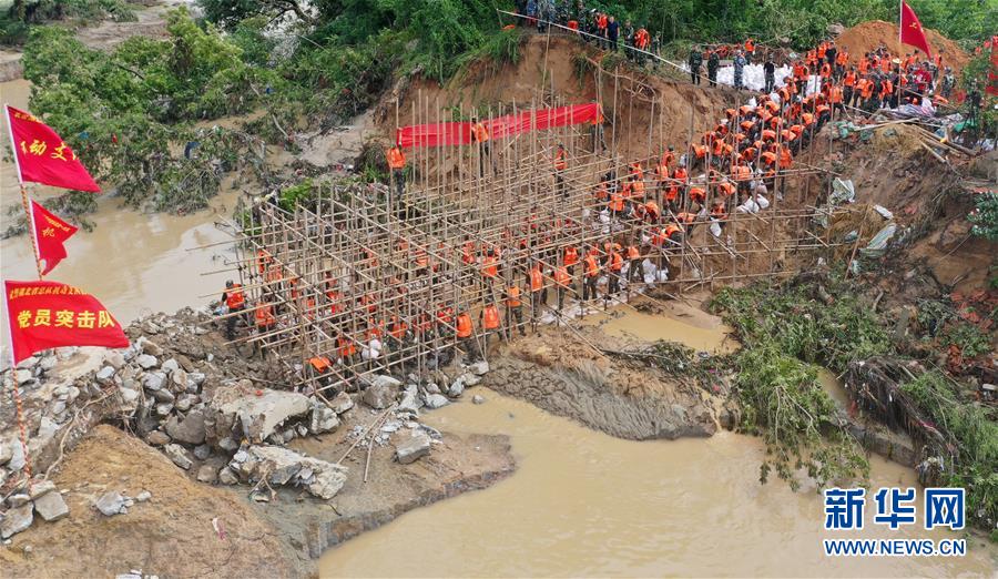 （防汛抗洪·圖文互動）（10）洪水不退，子弟兵誓死不退——解放軍和武警部隊(duì)官兵參與洪澇災(zāi)害搶險(xiǎn)救援記事