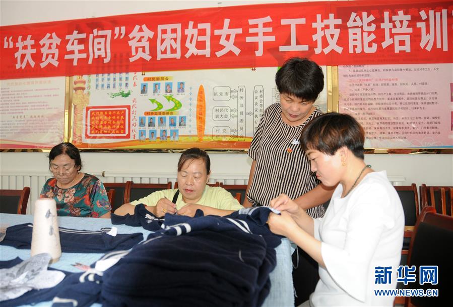 （決戰(zhàn)決勝脫貧攻堅·圖文互動）（1）內蒙古河套：一雙巧手、一副棒針、一團毛線打造貧困戶“炕頭經濟”