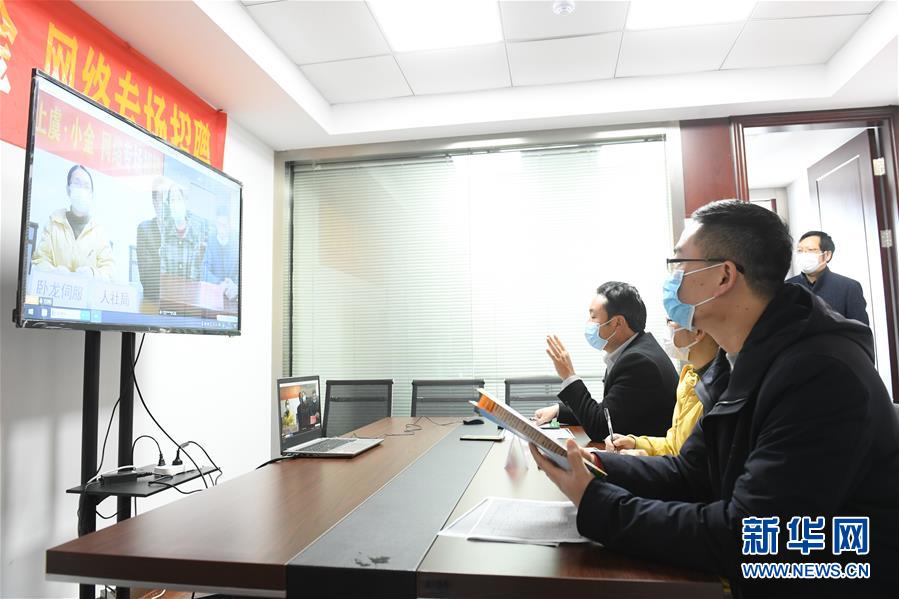 （新華全媒頭條·圖文互動(dòng)）（18）從人民中汲取磅礴力量——習(xí)近平總書(shū)記同出席2020年全國(guó)兩會(huì)人大代表、政協(xié)委員共商國(guó)是紀(jì)實(shí)