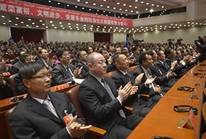 與會(huì)代表聆聽報(bào)告
