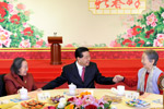 全國政協(xié)邀請已故黨外全國政協(xié)委員、知名人士夫人聯(lián)誼迎春 賈慶林出席