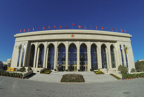 圖為新疆人民會(huì)堂外景