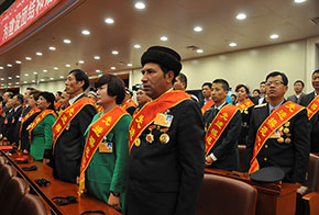 全體起立唱國(guó)歌