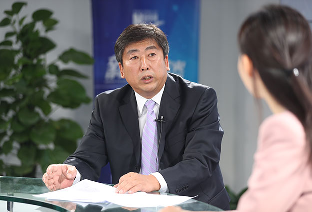 具體落在實(shí)處就是把方向，管大局，保落實(shí)
