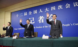 尚福林、劉士余和項(xiàng)俊波向記者揮手致意