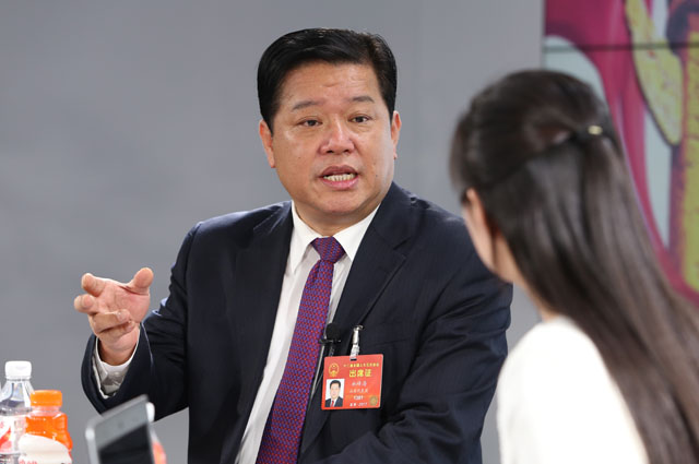 一絲不茍摘窮帽，全力以赴拔窮根