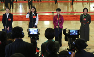 吳敏霞、杜玉濤、蒙曼、盧麗安代表接受采訪