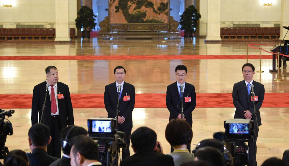 凌解放、王立平、徐川、黃一兵接受采訪