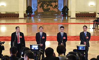 凌解放、王立平、徐川、黃一兵代表接受采訪