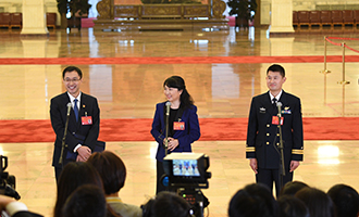 孟祥飛、李媛、曹先建代表接受采訪