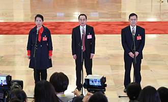 姜妍、康紅普、劉宗富代表接受采訪