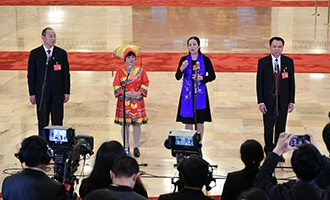 蔡松濤、杜麗群、楊小玲、賈立群代表接受采訪