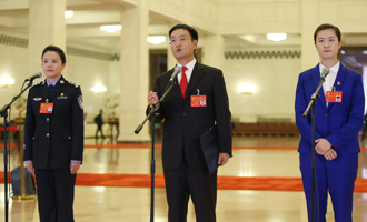 李貝、裴春亮、丁寧代表接受采訪