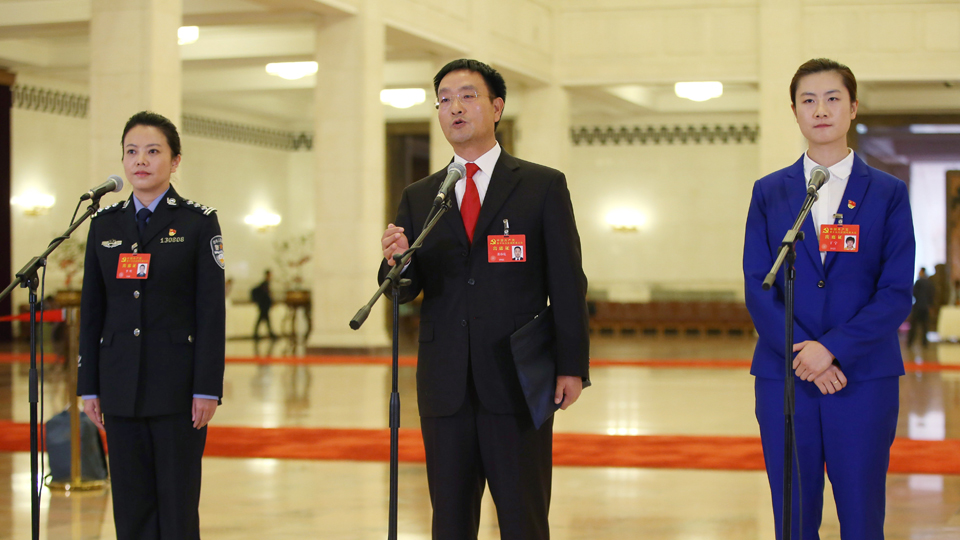 李貝、裴春亮、丁寧代表接受采訪