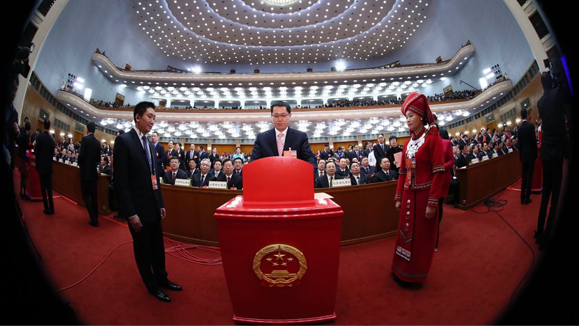 3月17日，人代會全體會議上代表在投票