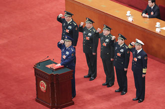 中央軍委副主席、委員進行憲法宣誓