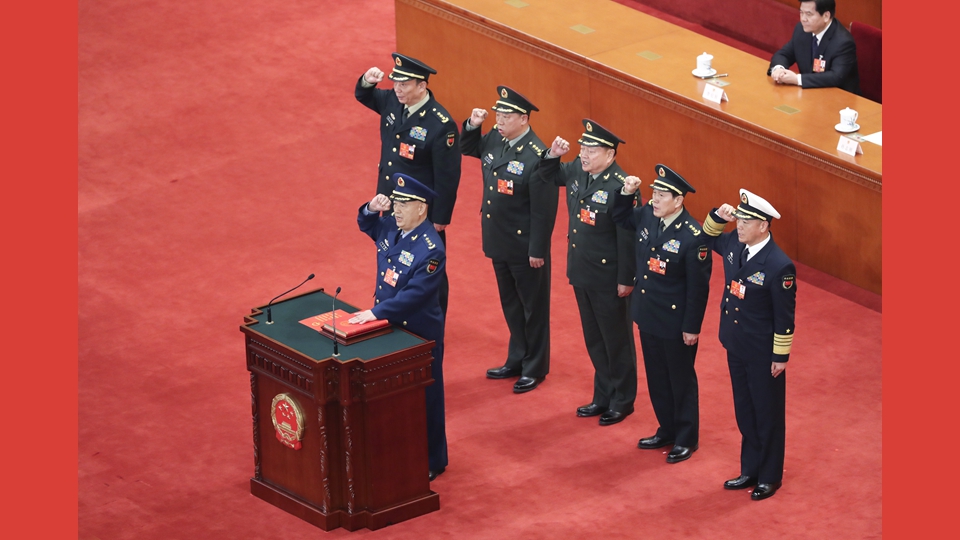 中央軍委副主席、委員進行憲法宣誓