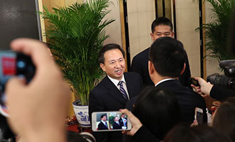 環(huán)境保護(hù)部黨組書記、部長李干杰接受記者采訪