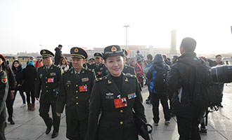 全國人大代表譚晶抵達(dá)會(huì)場(chǎng)