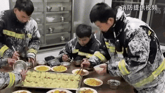 零下14度滅火后 消防員吃飯這一幕讓人心疼！