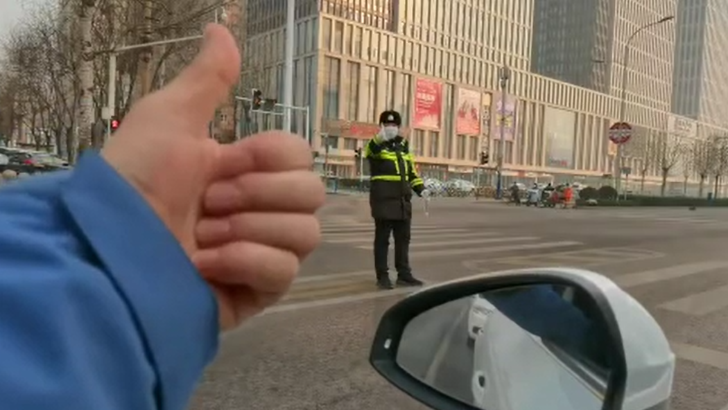 石家莊路人和交警的這個(gè)“暗號(hào)”，真暖！