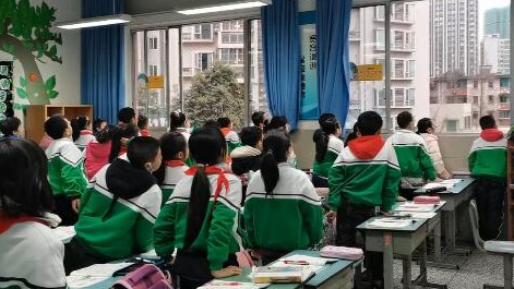 課上到一半，同學們卻把頭望向了外面！校長說：點贊！