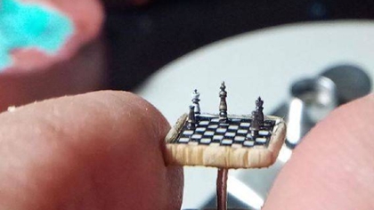 比指甲蓋還??！ 土耳其微雕藝術(shù)家雕出超小國際象棋