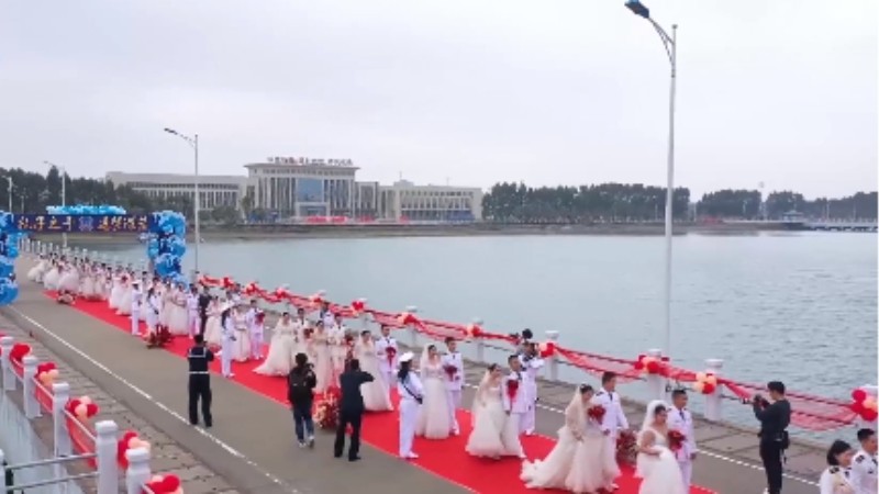 乘風(fēng)破浪來(lái)娶你！海軍某部30對(duì)新人舉行集體婚禮
