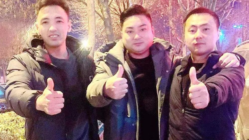 熱點快追｜路面結(jié)冰大貨車開始溜車！24塊“救命石”幫助緊急脫險
