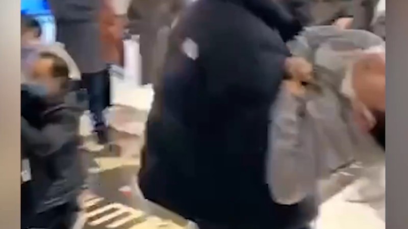 浙江一電影院發(fā)生事故多人送醫(yī)，現(xiàn)場家長懷抱兒童奔走