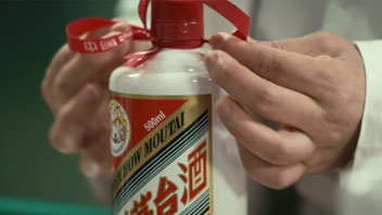 “抱團(tuán)松動(dòng)”！機(jī)構(gòu)慌了？有人急忙賣茅臺(tái)，有人連夜看周期