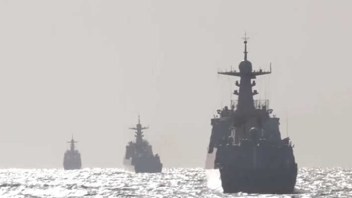 北部戰(zhàn)區(qū)海軍某艦艇訓(xùn)練中心：聚焦實戰(zhàn)！8艘新型艦艇連續(xù)多天開展海上訓(xùn)練