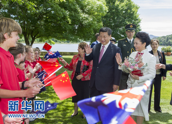 11月17日，中國國家主席習(xí)近平在堪培拉會見澳大利亞總督科斯格羅夫。會見前，科斯格羅夫在總督府草坪為習(xí)近平舉行隆重歡迎儀式。習(xí)近平和夫人彭麗媛抵達(dá)時，受到科斯格羅夫總督夫婦熱情迎接。新華社記者謝環(huán)馳 攝 