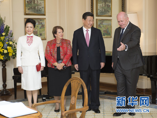 11月17日，中國國家主席習(xí)近平在堪培拉會見澳大利亞總督科斯格羅夫。會見前，科斯格羅夫在總督府草坪為習(xí)近平舉行隆重歡迎儀式。習(xí)近平和夫人彭麗媛抵達(dá)時，受到科斯格羅夫總督夫婦熱情迎接。新華社記者黃敬文 攝 