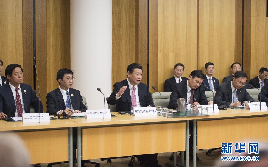 11月17日，國家主席習近平在堪培拉和澳大利亞總理阿博特共同出席第四屆中澳工商界首席執(zhí)行官圓桌會。這次會議是由澳大利亞企業(yè)領袖理事會和中國國家開發(fā)銀行共同組織承辦的。新華社記者 謝環(huán)馳 攝 