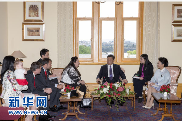 11月18日，國家主席習(xí)近平在澳大利亞塔斯馬尼亞州參觀訪問。這是習(xí)近平看望已故塔斯馬尼亞州前州長培根的家人。新華社記者 丁林 攝