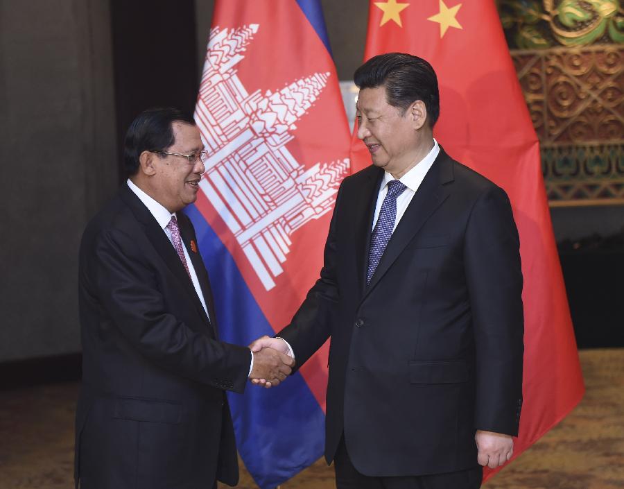 4月23日，國(guó)家主席習(xí)近平在雅加達(dá)會(huì)見(jiàn)柬埔寨首相洪森。新華社記者張鐸攝 