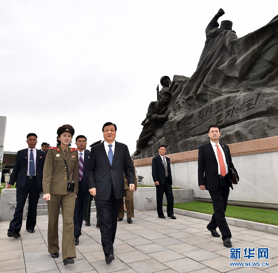 10月10日，正在朝鮮訪問的中共中央政治局常委、中央書記處書記劉云山在平壤參觀朝鮮祖國解放戰(zhàn)爭勝利紀(jì)念館。 新華社記者 李濤 攝