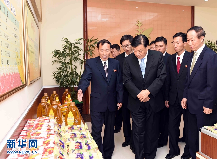 10月11日，中共中央政治局常委、中央書記處書記劉云山參觀考察平壤玉米加工廠。 新華社記者 饒愛民 攝