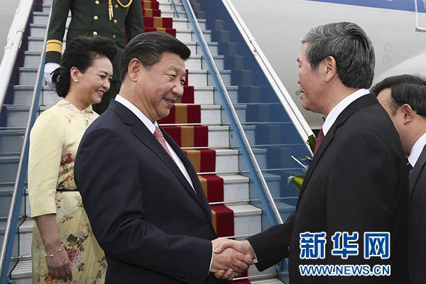 11月5日，中共中央總書記、國家主席習近平抵達越南首都河內(nèi)，開始對越南進行國事訪問。這是越南高級官員到機場迎接習近平和夫人彭麗媛。新華社記者蘭紅光攝 