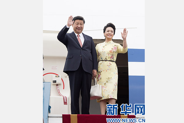 11月5日，中共中央總書記、國家主席習近平抵達越南首都河內(nèi)，開始對越南進行國事訪問。這是習近平和夫人彭麗媛步出艙門向歡迎人群揮手致意。新華社記者 李學仁 攝