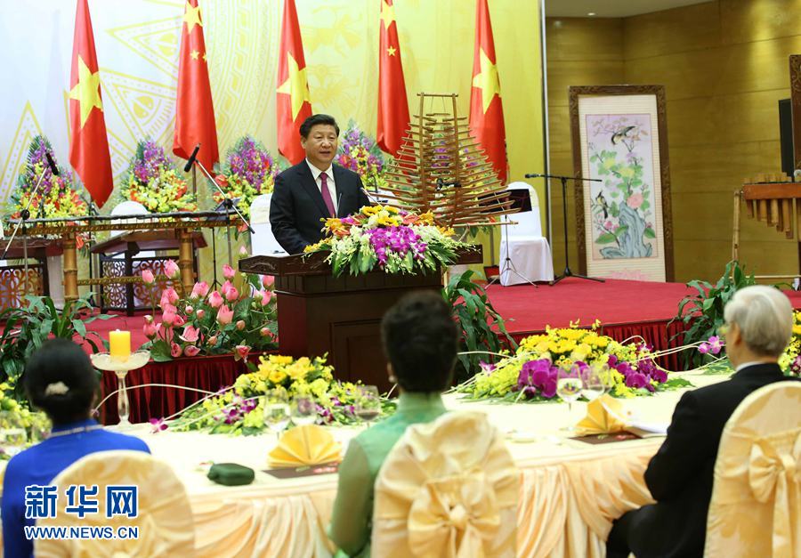 11月5日，中共中央總書記、國家主席習(xí)近平和夫人彭麗媛出席越共中央總書記阮富仲和越南國家主席張晉創(chuàng)在河內(nèi)國際會議中心舉行的盛大歡迎晚宴。新華社記者 龐興雷 攝 
